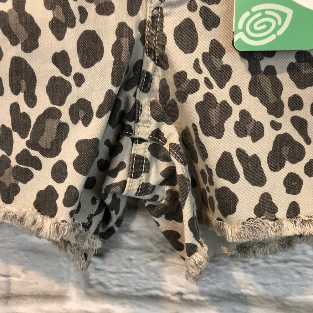 NWT  24” Chelsea Relax Cut Off Short - Image 6