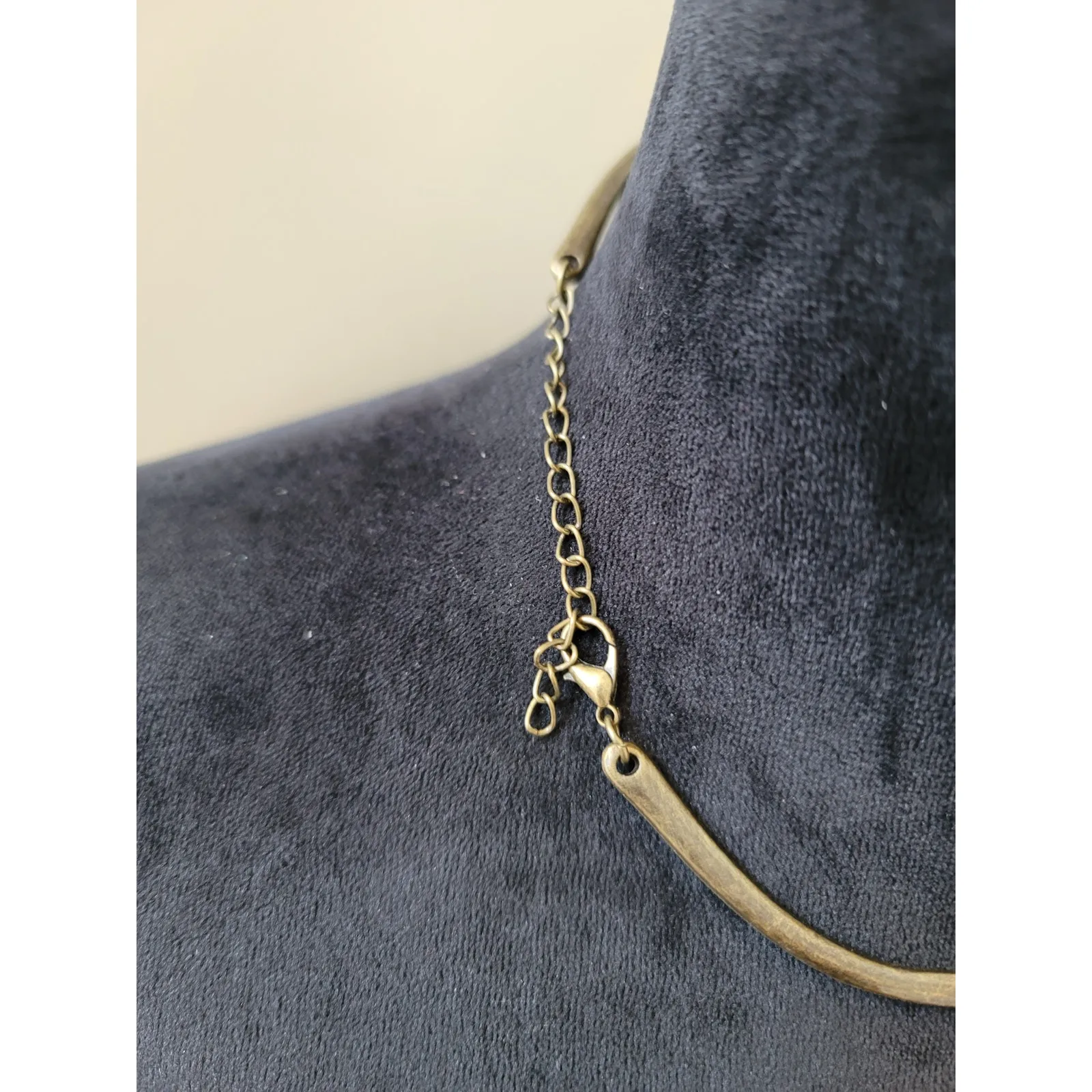 Women's Antique Gold Hammered Metal Statement Necklace With Lobster Clasp Lock - Image 6