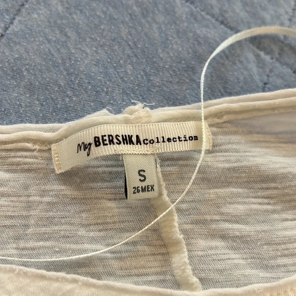 Bershka women size small ivory Tshirt with women print design - Image 8