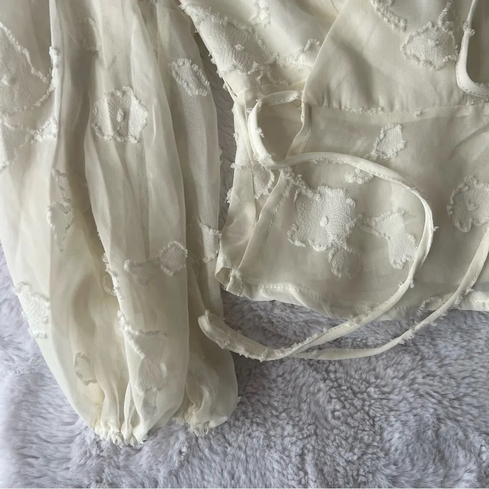 Lulus Floral Wrap Top

Elegant Image Ivory Floral Burnout Long Sleeve Wrap Top - Image 5