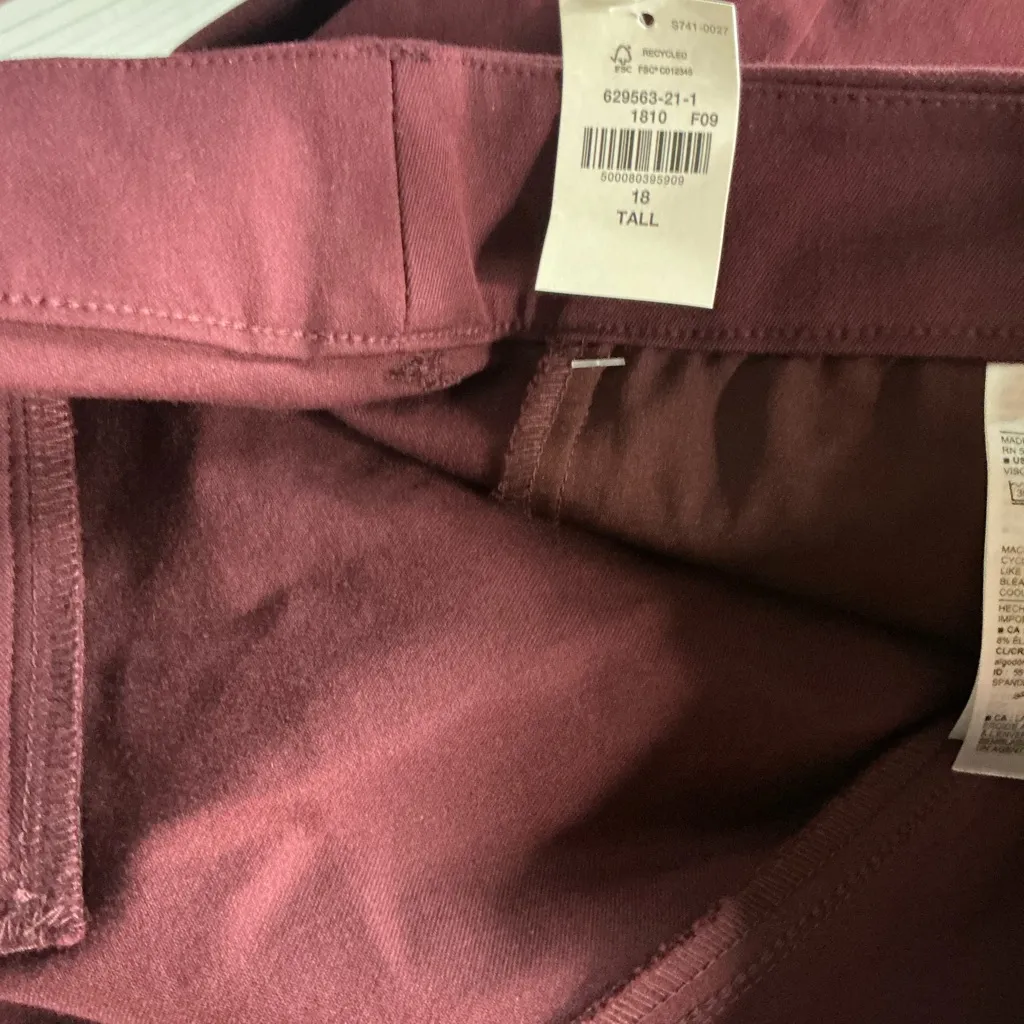 Old Navy Burgundy Cropped Pants - Image 7
