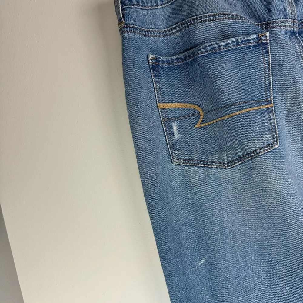 American Eagle Tomgirl Distressed Jeans Sz 16 LONG Light Wash Straight Boyfriend - Image 12