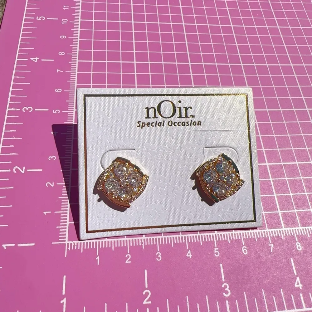 Noir crystals paved circling studs gold tone earrings - Image 4