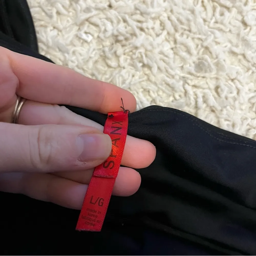 Spanxs women’s faux leather leggings size large - Image 2