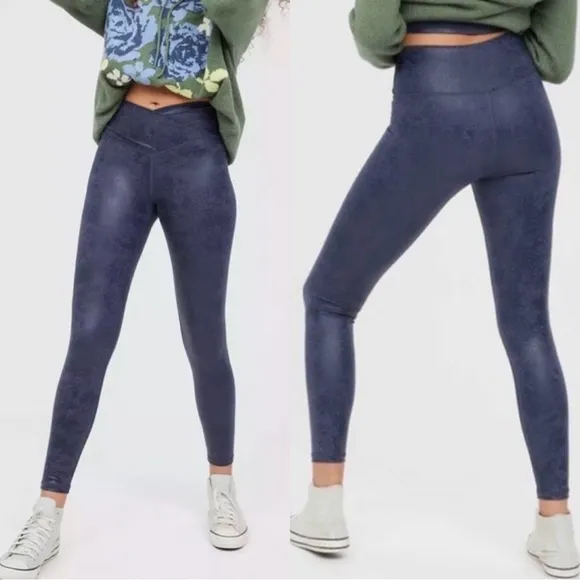 NWOT Aerie OFFLINE The Hugger Criss-Cross Waist Crackle Design Leggings SIZE M - Image 2