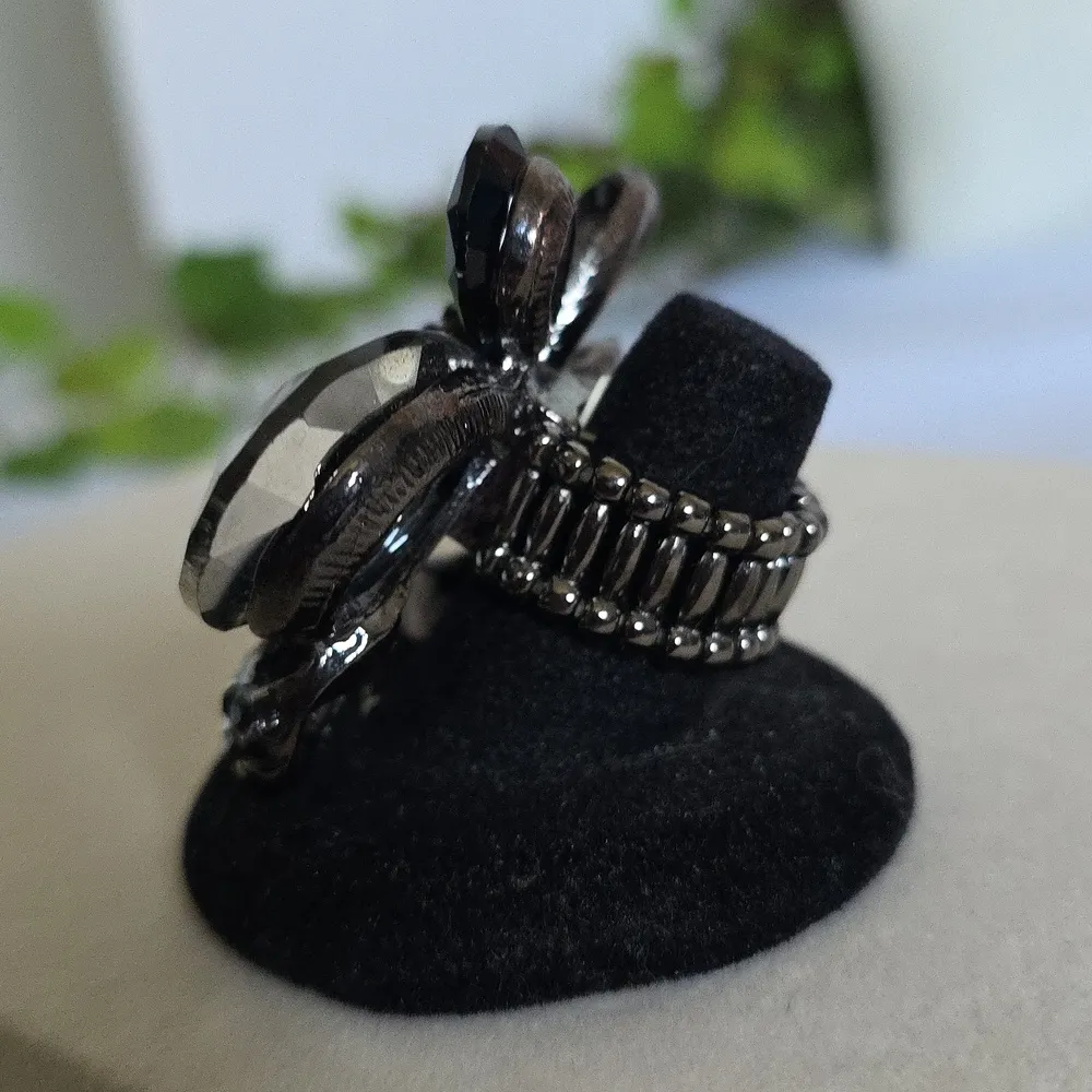 Oxidized Silver Large Teardrop Bow Stretch Ring Black - Image 3