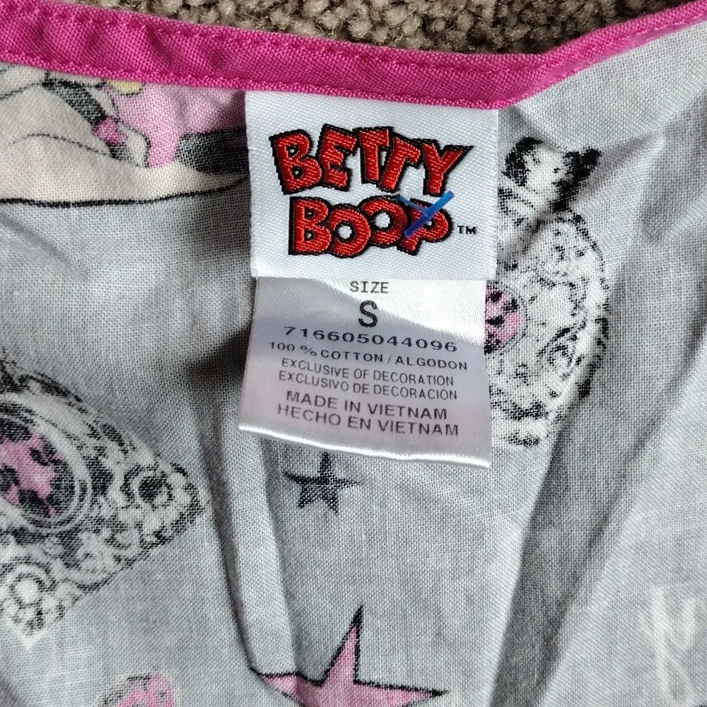 Betty Boop Scrub Top SIZE S 3️⃣ - Image 4