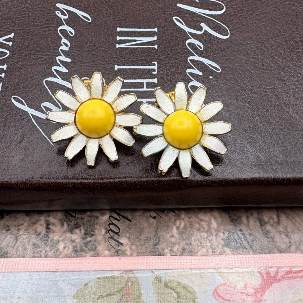 Vintage Daisy Enamel Clip - Image 4