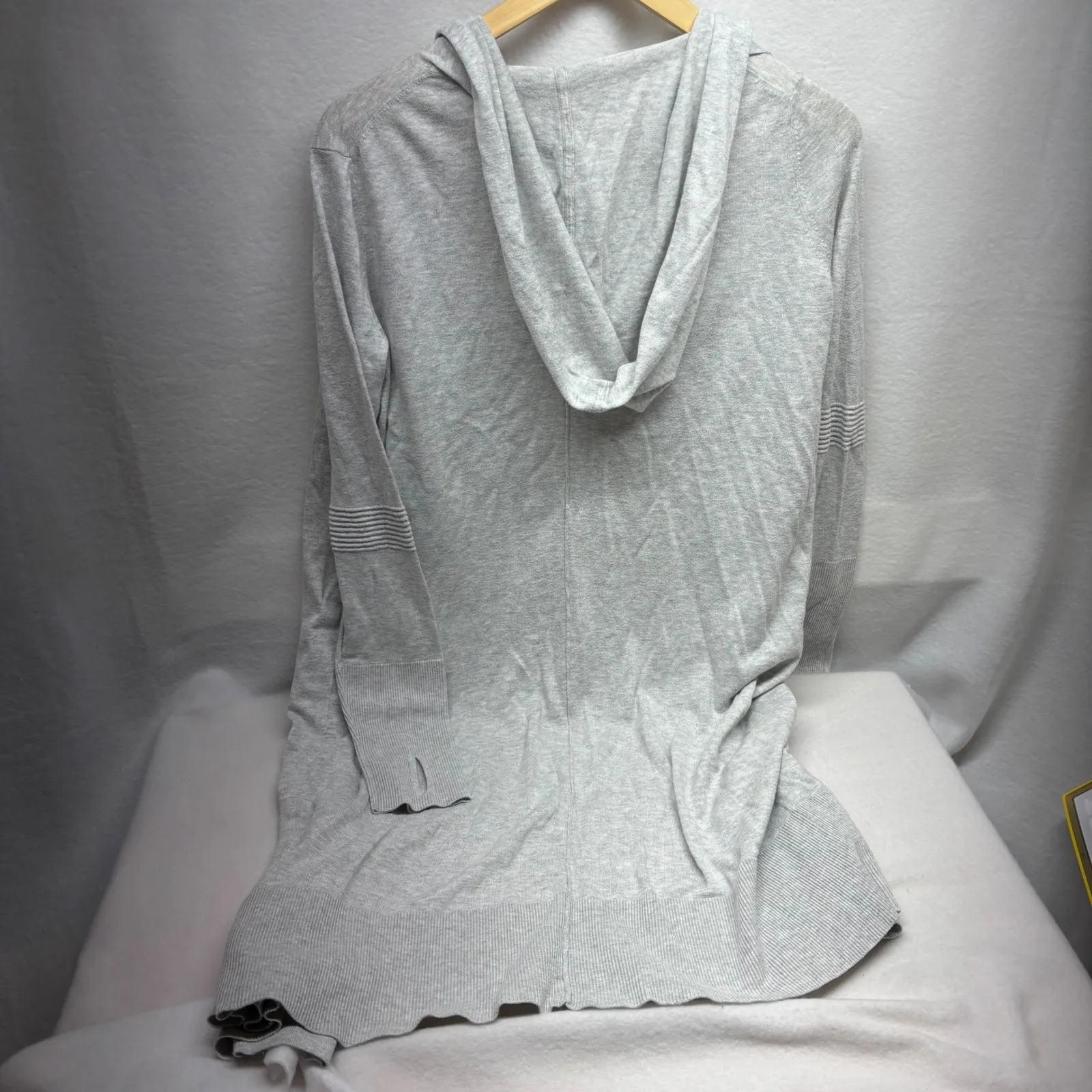 Athleta Gray Hooded Cardigan Sweater Women's Size M Thumbhole Sleeve Lightweight - Image 5