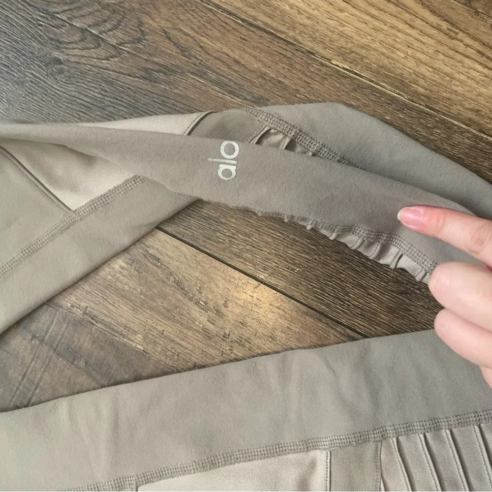 Alo Yoga High Waist Moto Leggings XS 115$ grey active fall workout logo casual - Image 4