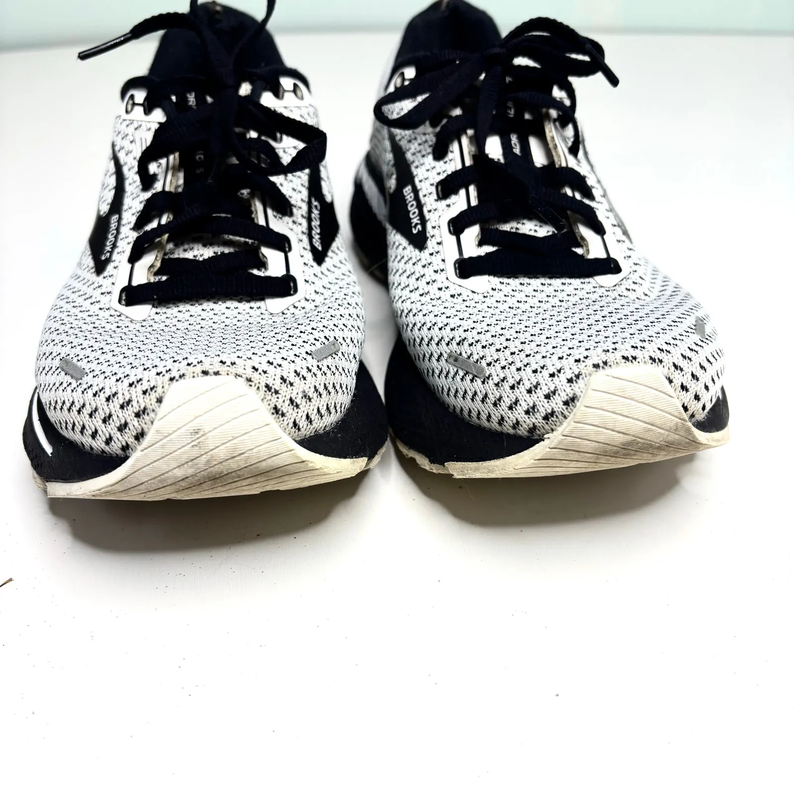 Brooks Adrenaline 22 Black, White Running Shoes 8.5 - Image 2