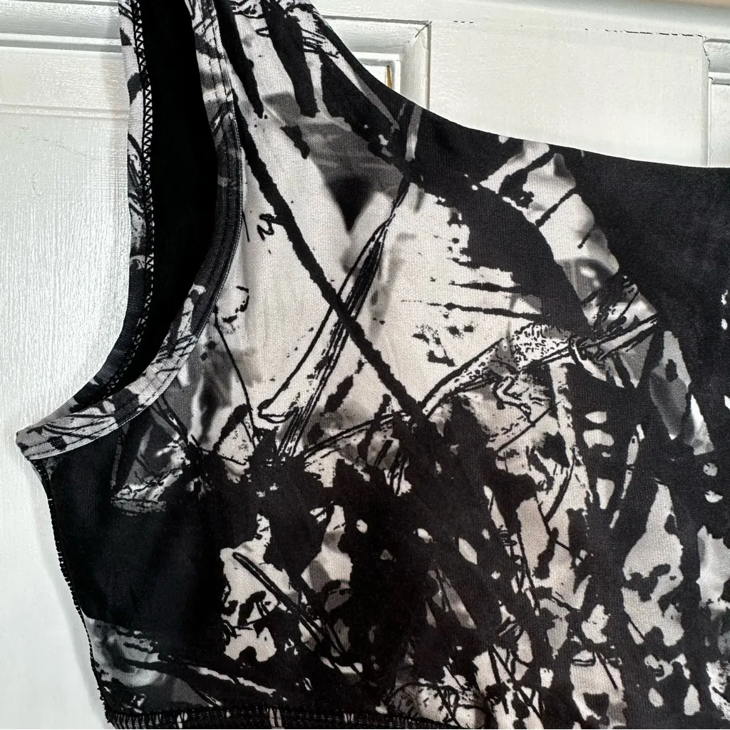 Mondetta Abstract Criss Cross Back Sports Bra in Black/Gray/White - XS/SMALL - Image 2