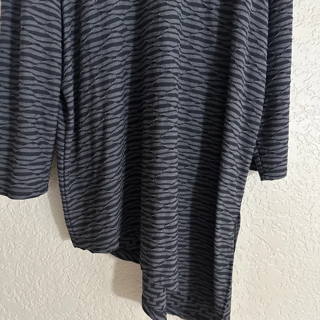 Chico's Spring Waves Textured Asymmetrical Hem Tunic Black‎ Gray Size 3 - Image 3