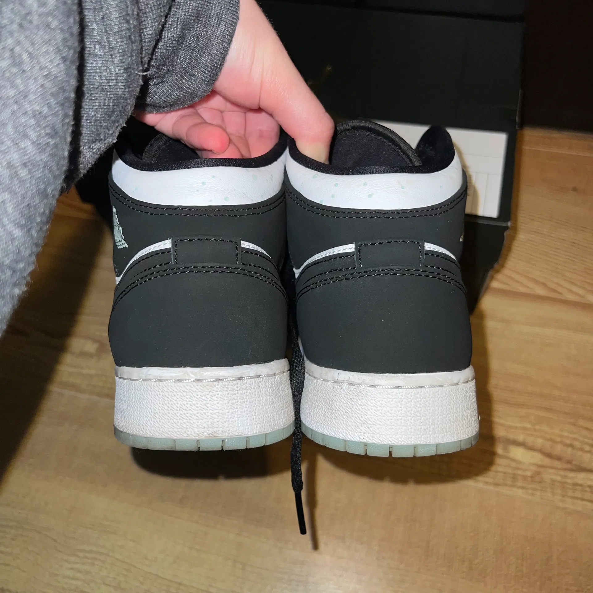 Air Jordan Mid 1 SE (GS) Sneakers Glow in the Dark Black White Teal 6Y 7.5 - Image 5