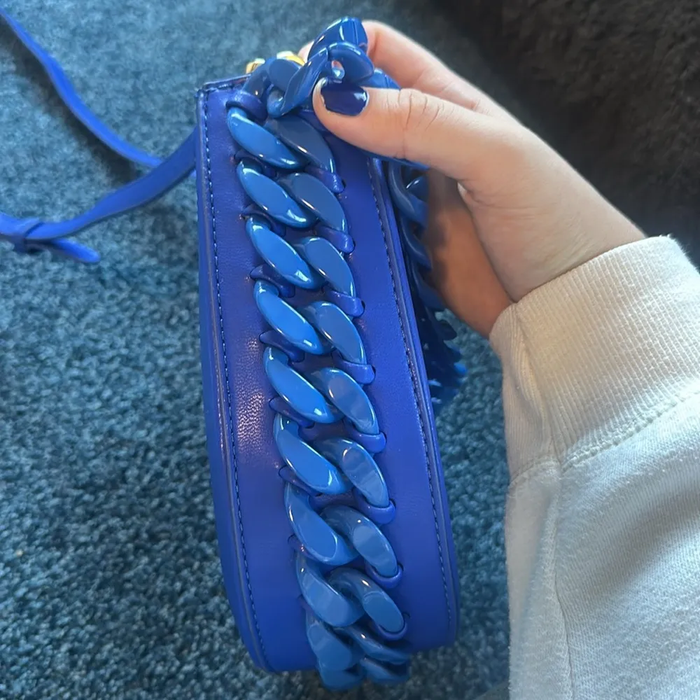 Blue purse with blue chain detailing - Image 4