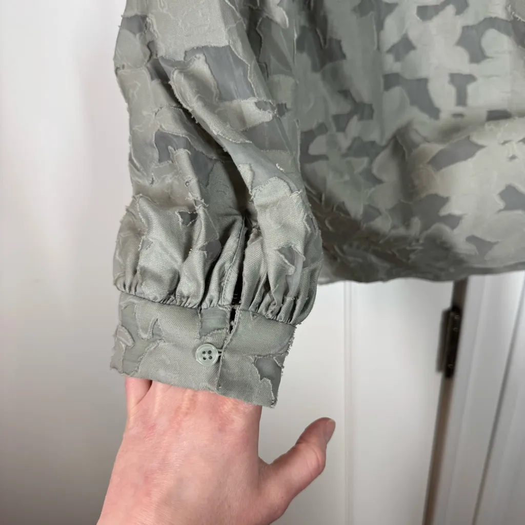 Club Monaco Sculptured Floral Fil Coupé boxy Top in Forest Fog size small office - Image 6