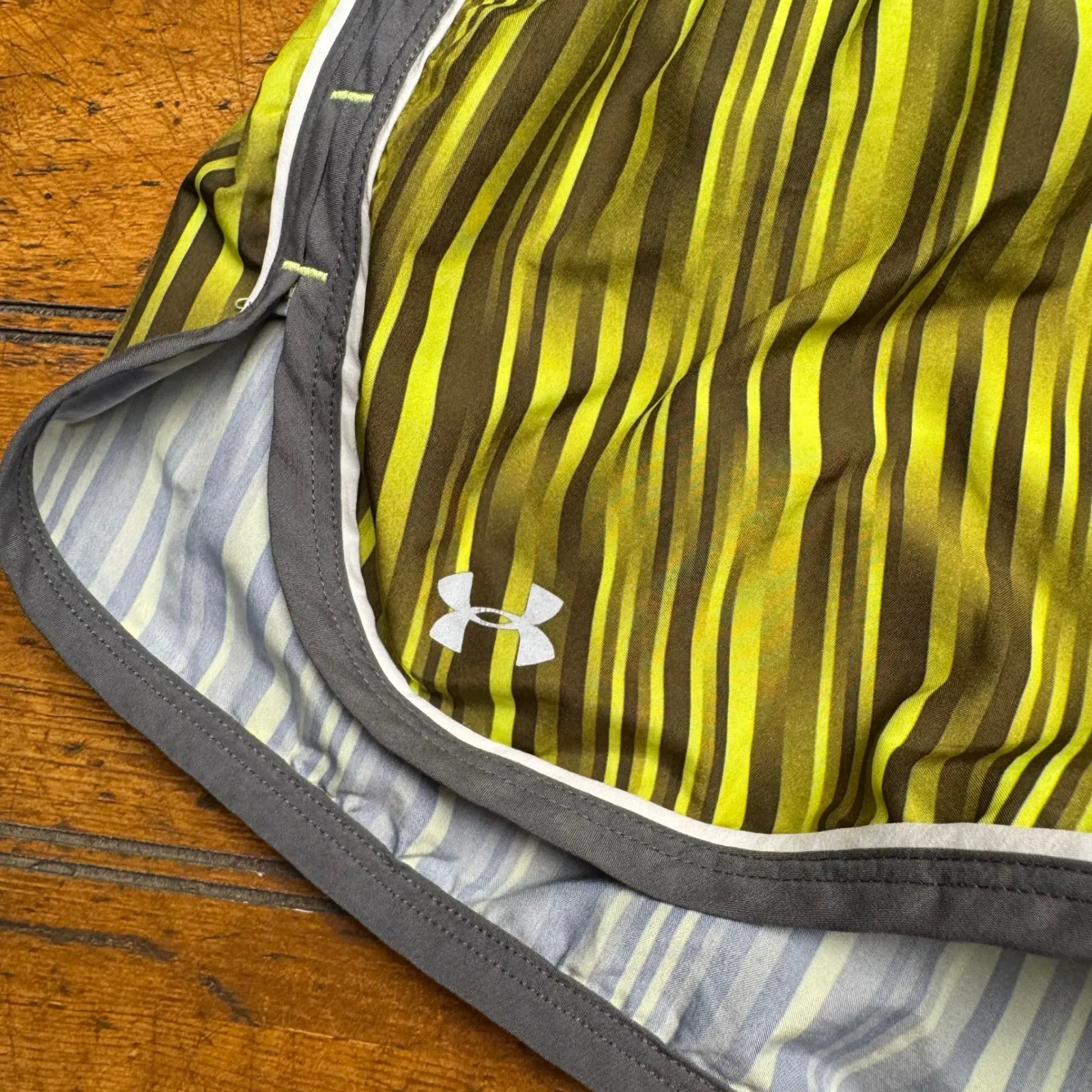 Under Armour Heatgear Running Shorts Women's Medium Green Yellow Stripe Athletic - Image 2