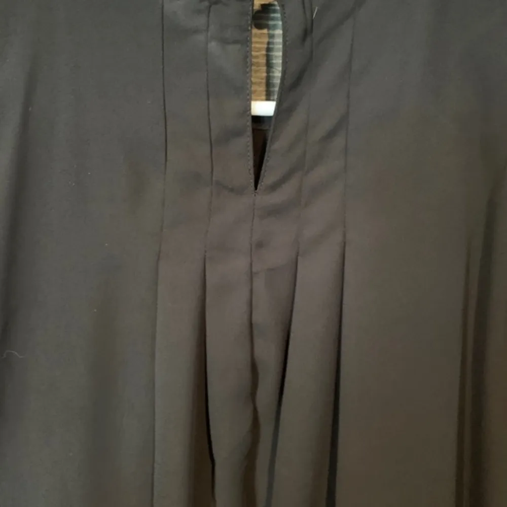 Vici embroidered front sleeveless top sz L - Image 8