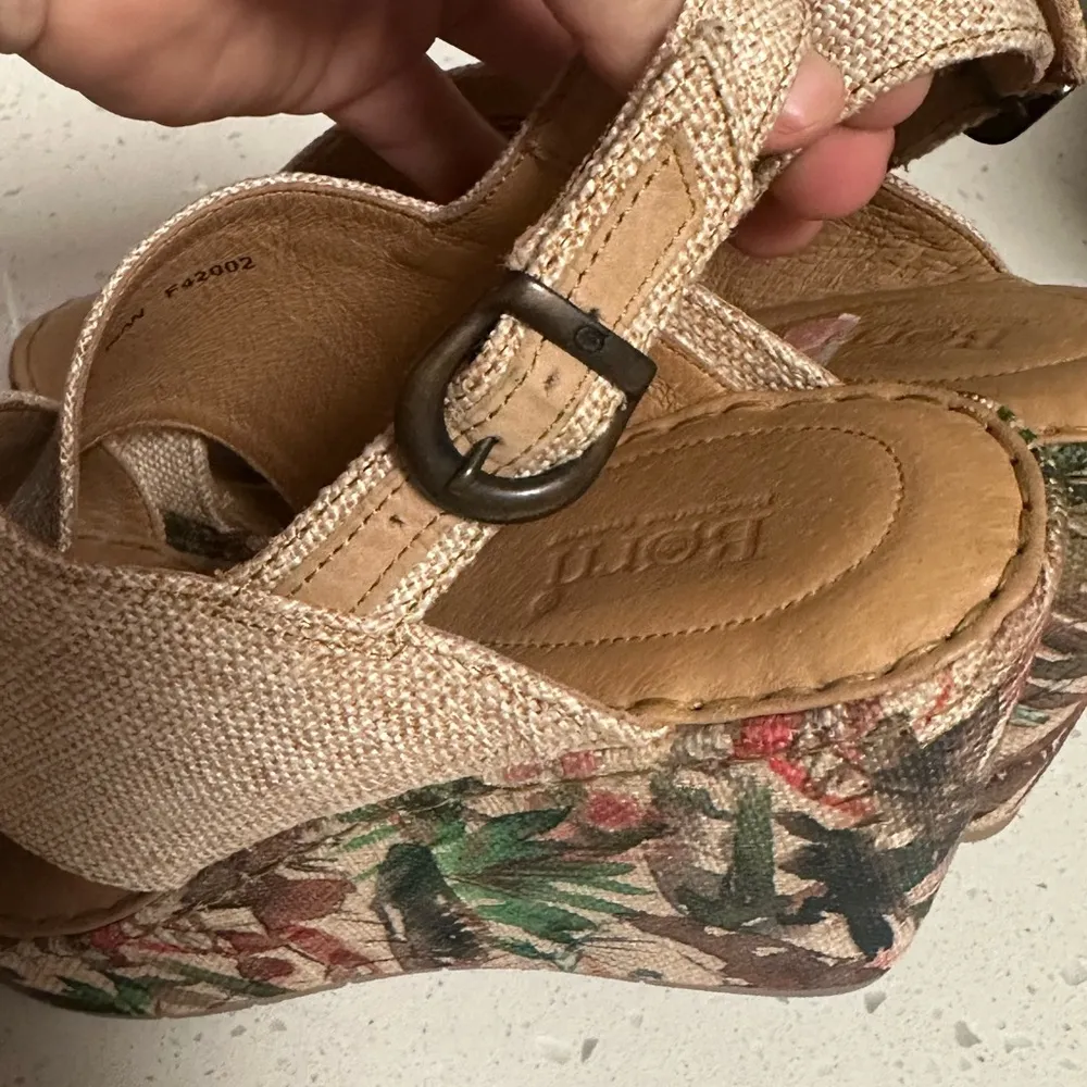 Born Emmy Tropical Print Tan Textures Canvas Wedge Women’s Leather Sandals 10M Size 10 - Image 9