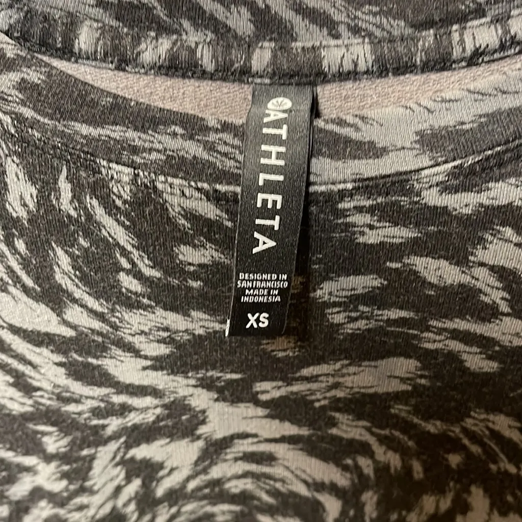 Athleta Balance Sweatshirt Top‎ Black Animal Print Lynx Long Sleeve Size XS - Image 4