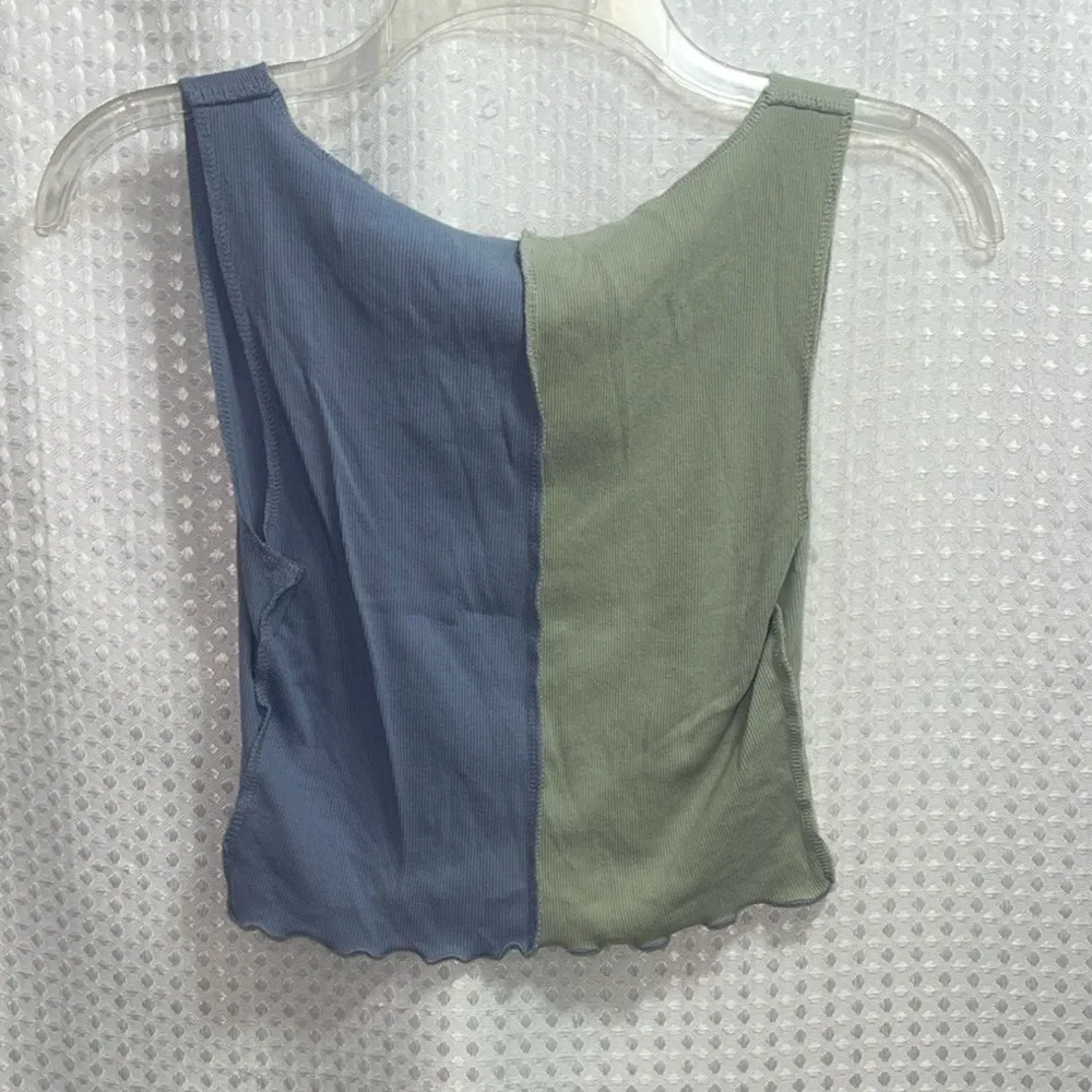 Two-Tone Graphic Crop Top - Image 3