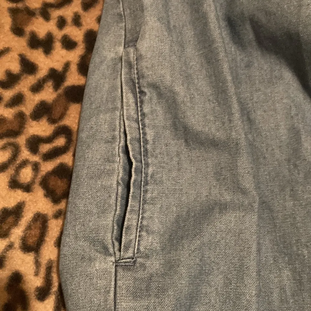 EUC WHOWHATWEAR Dress Women’s Size M Denim Shirt Dress Short Sleeve Frayed Edges - Image 9