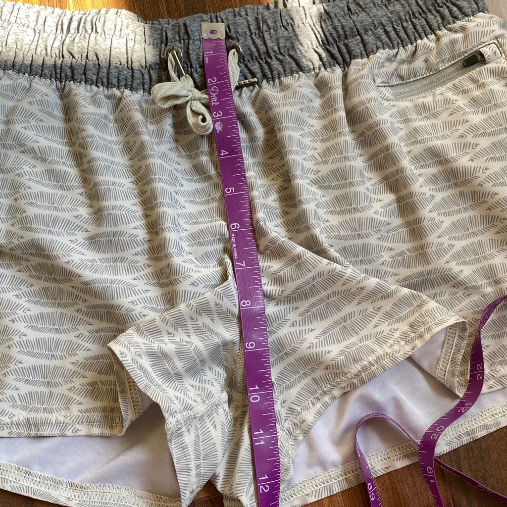 Vuori 2.5” Clementine Arhletic Lined Shorts Mini Pocket Drawstring Waist Printed - Image 8