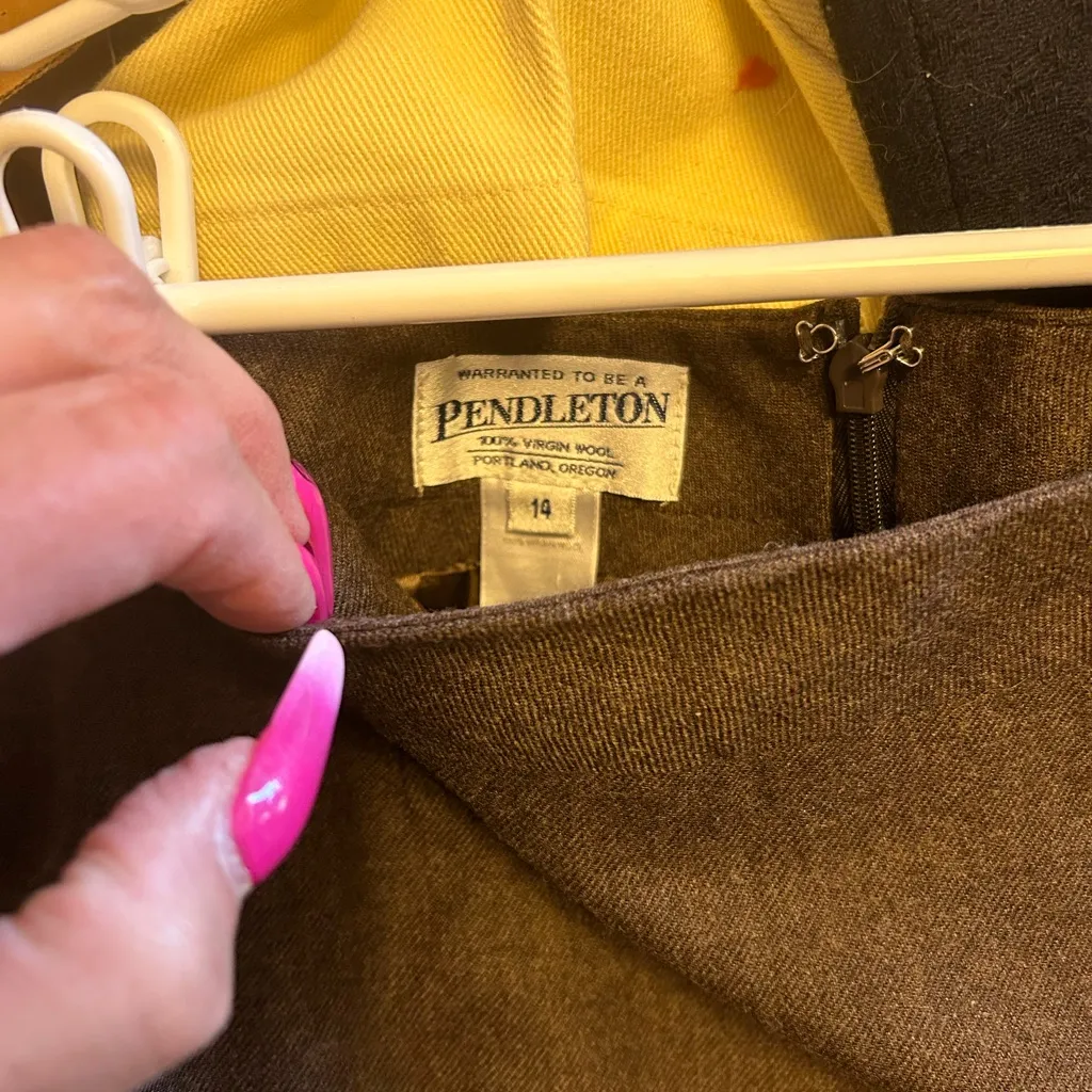 Vintage women’s brown Pendleton pencil skirt. Size 14. Used in great condition. - Image 7