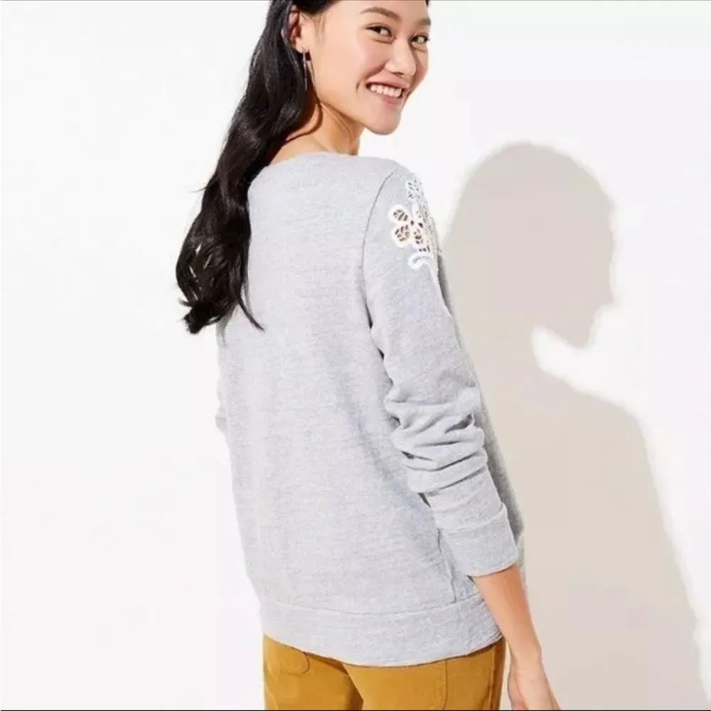 Ann Taylor LOFT Light Gray Lace Detail Crewneck Women's Lightweight Sweater - Image 3