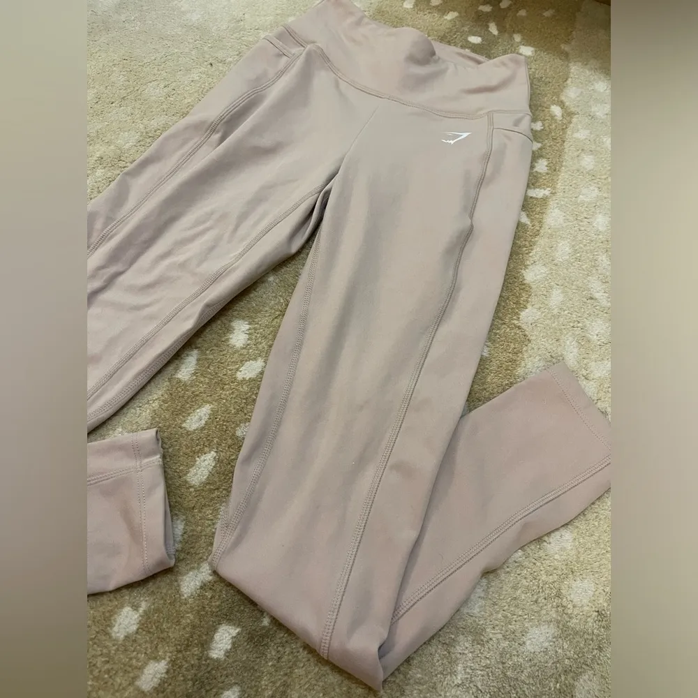 Gymshark light pink full length leggings side pockets women’s size XS - Image 4