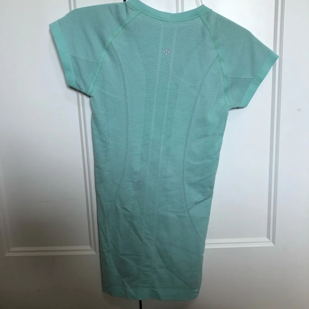 Lululemon Women's  Mint Green size two swiftly tech tshirt - Image 4