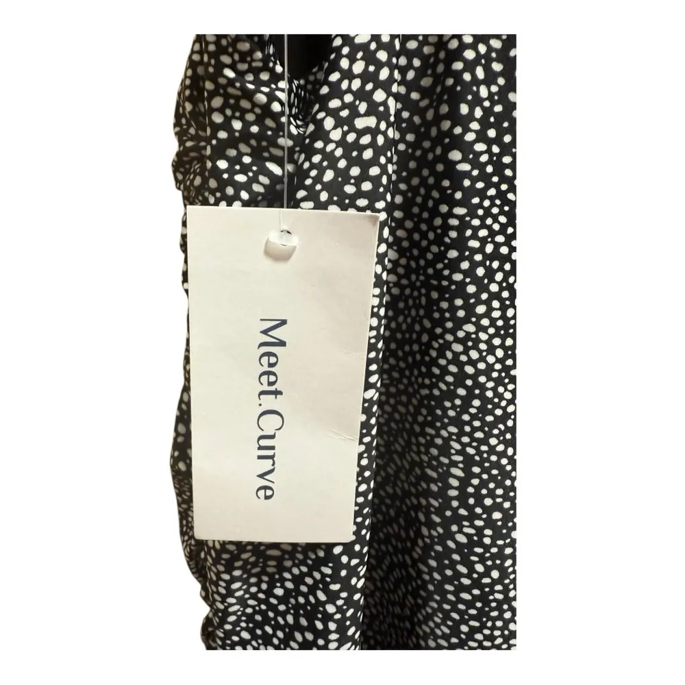 Meet Curve Women’s 2X Black Twist Front Sweetheart Neckline
Ruffle Swimdress NWT - Image 12