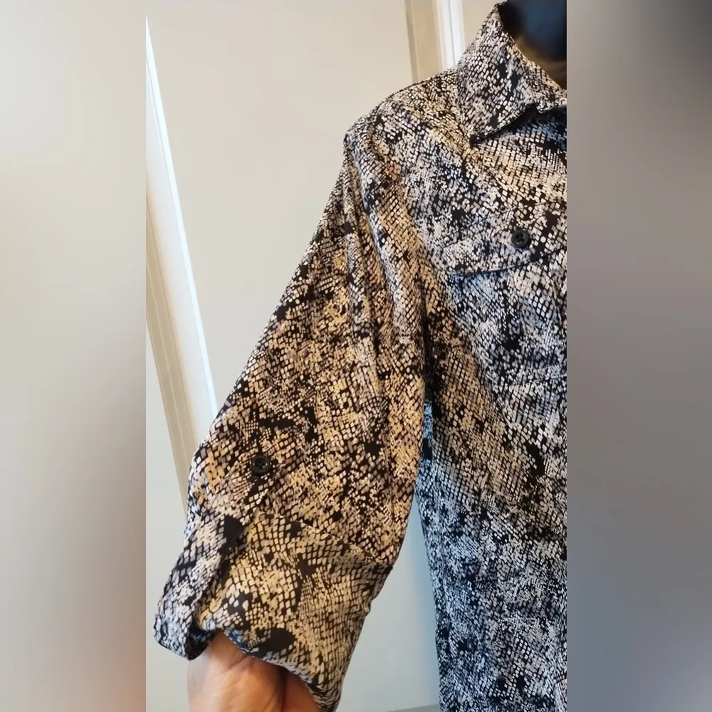 Dana Buchman Women's Long Sleeve Snake Print Button Front Blouse Size medium - Image 3