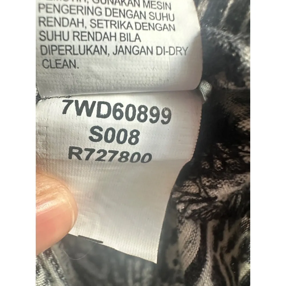 Lucky Brand Black and White VNeck Long Sleeve Tassel Blouse Size M Cold Shoulder - Image 4