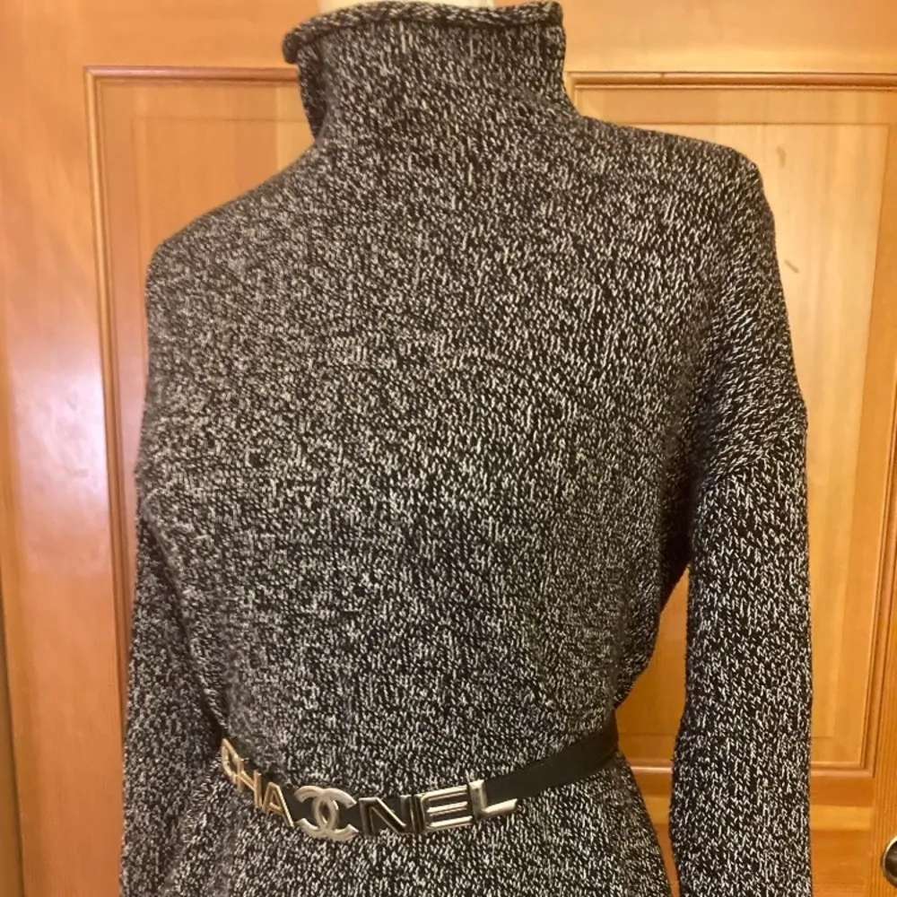 Tahari Turtleneck Sweater.  Size Small - Image 9