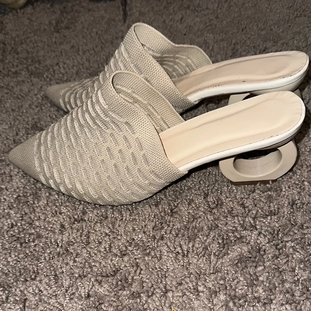 Cream Woven Mules unique heel Size 9 - Image 2