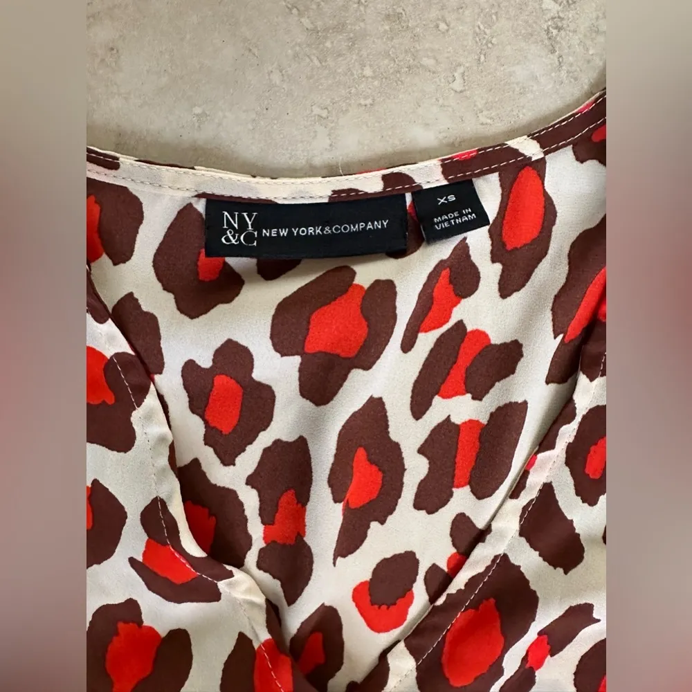 New York & Company Ruffle Sleeveless Red Cheetah Leopard Print Blouse Size XS - Image 2