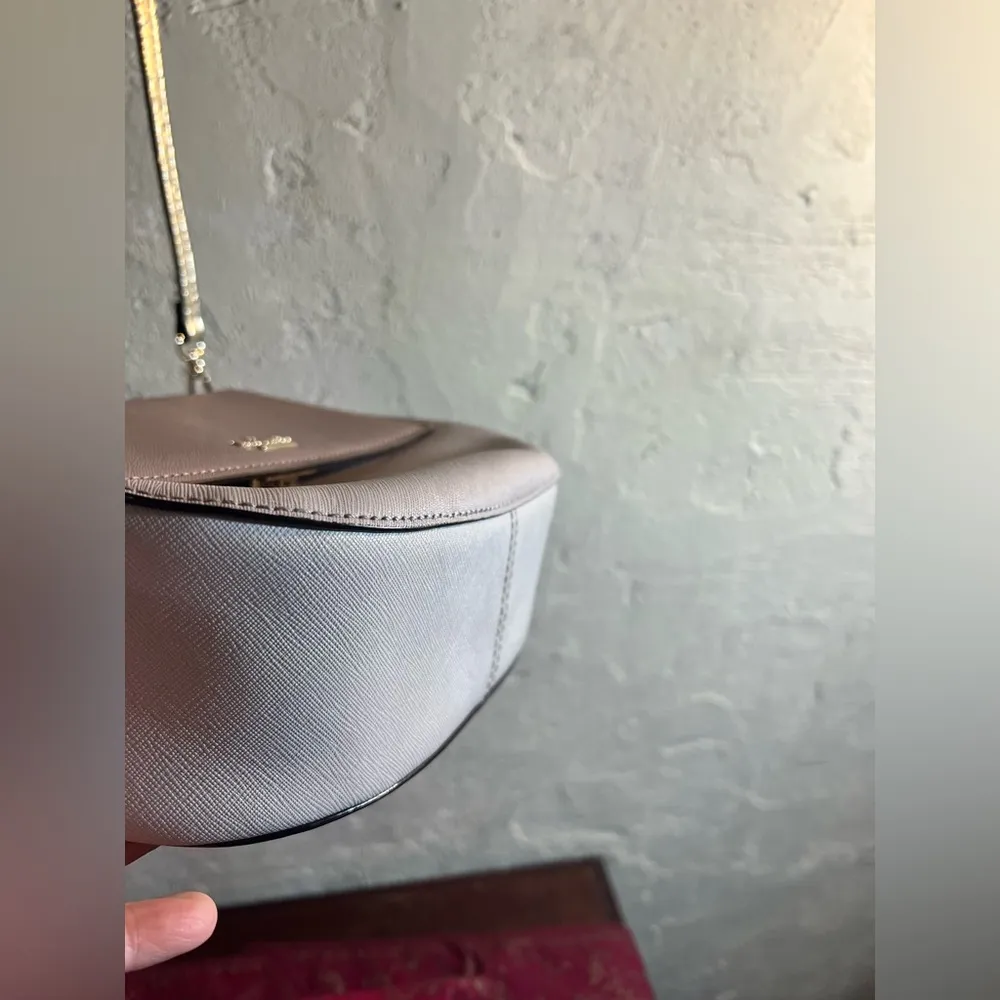 Kate Spade crossbody w adjustable strap
Lovely bag EUC, two tone shades of taupe - Image 8