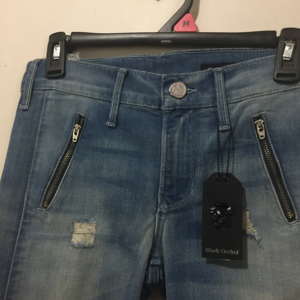 Black Orchid women's 26 distressed stretch zippered ankle biker moto jeans 27x26 - Image 4