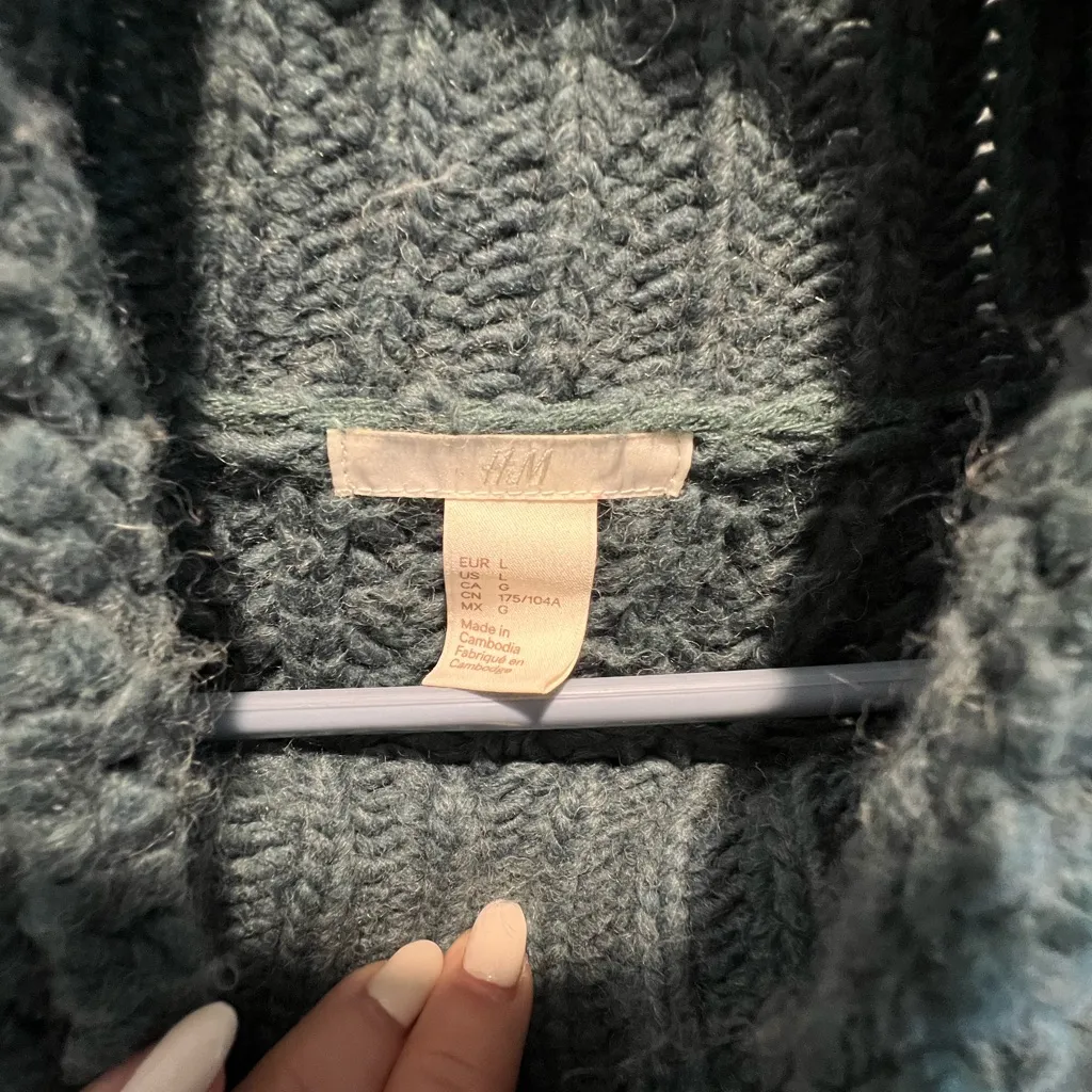 H&M large turquoise sweater cropped - Image 2