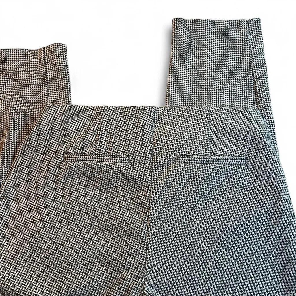 Crosby Dress Pants – Size Small
Classic black & white houndstooth 🖤🤍 - Image 3