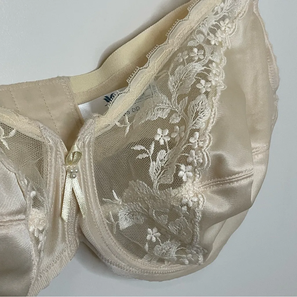 Wacoal underwire ivory Bra 36DD - Image 2