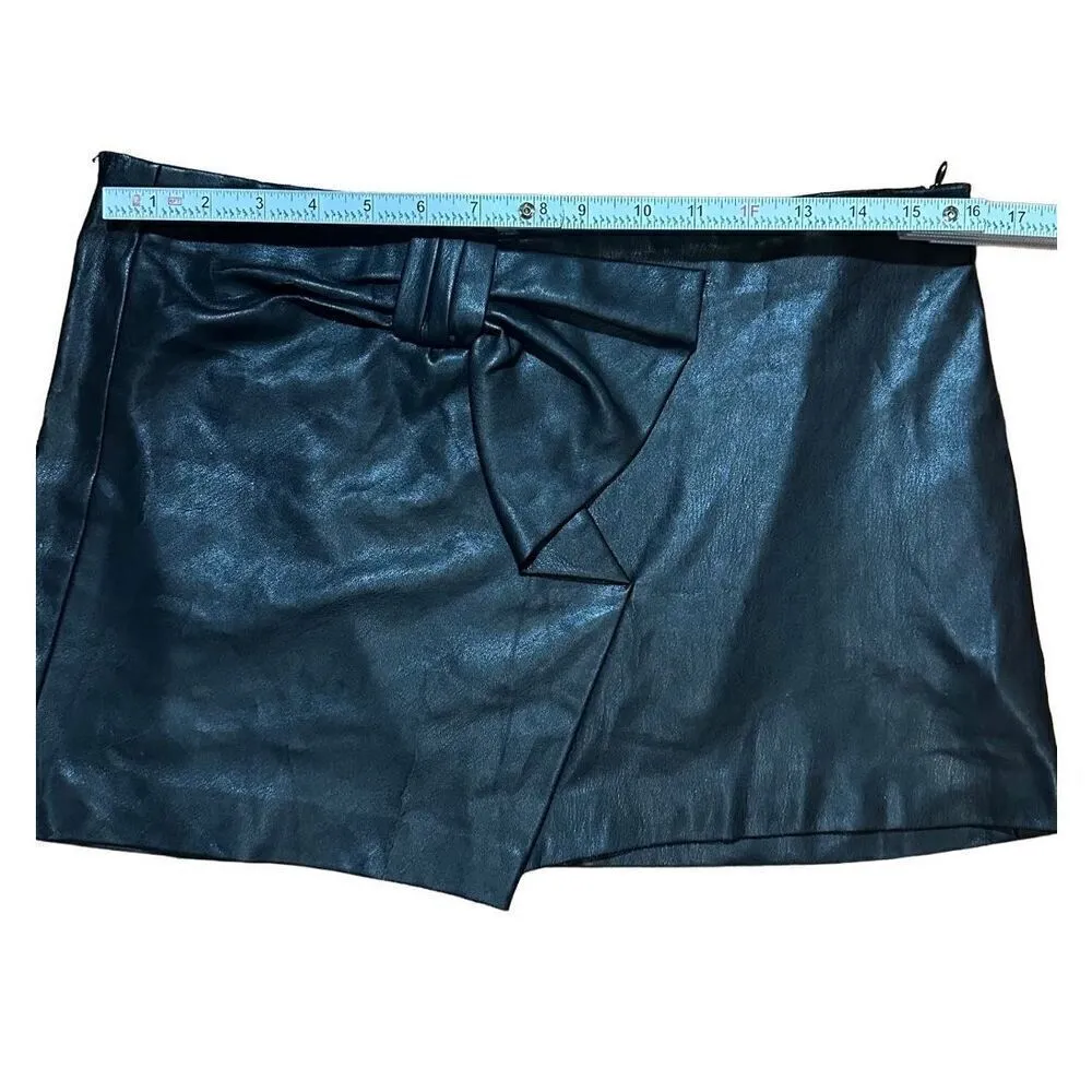 Zara black faux leather mini skirt with bow detail sz M - Image 6