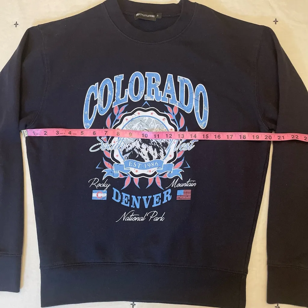 PRETTYLITTLETHING Colorado Graphic Pullover Sweatshirt in Navy Blue Size S - Image 9