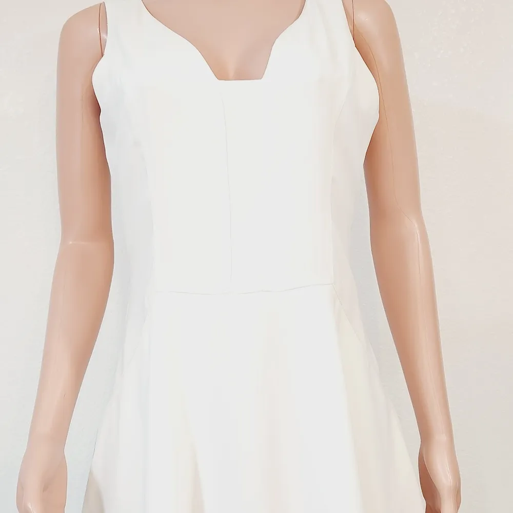 White Flowy V- Neckline Sleeveless Dress With Pockets Sz 4 - Image 3