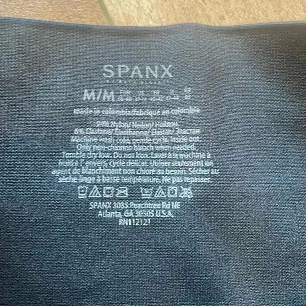 SPANX Look at Me Now Seamless Cropped Leggings Black Camo Sz M - Image 9