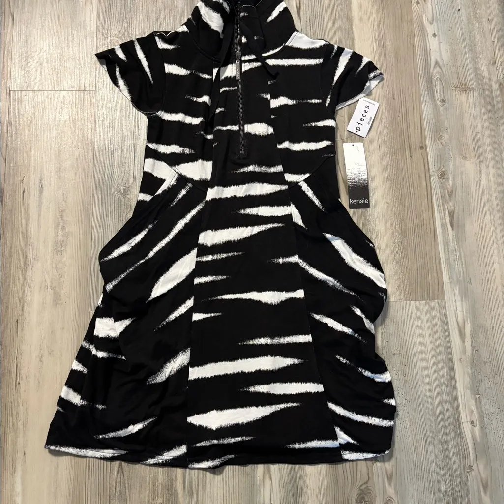 Kenzie dress NWT  in a versatile print Features a modern funnel/cowl Nemo - Image 7