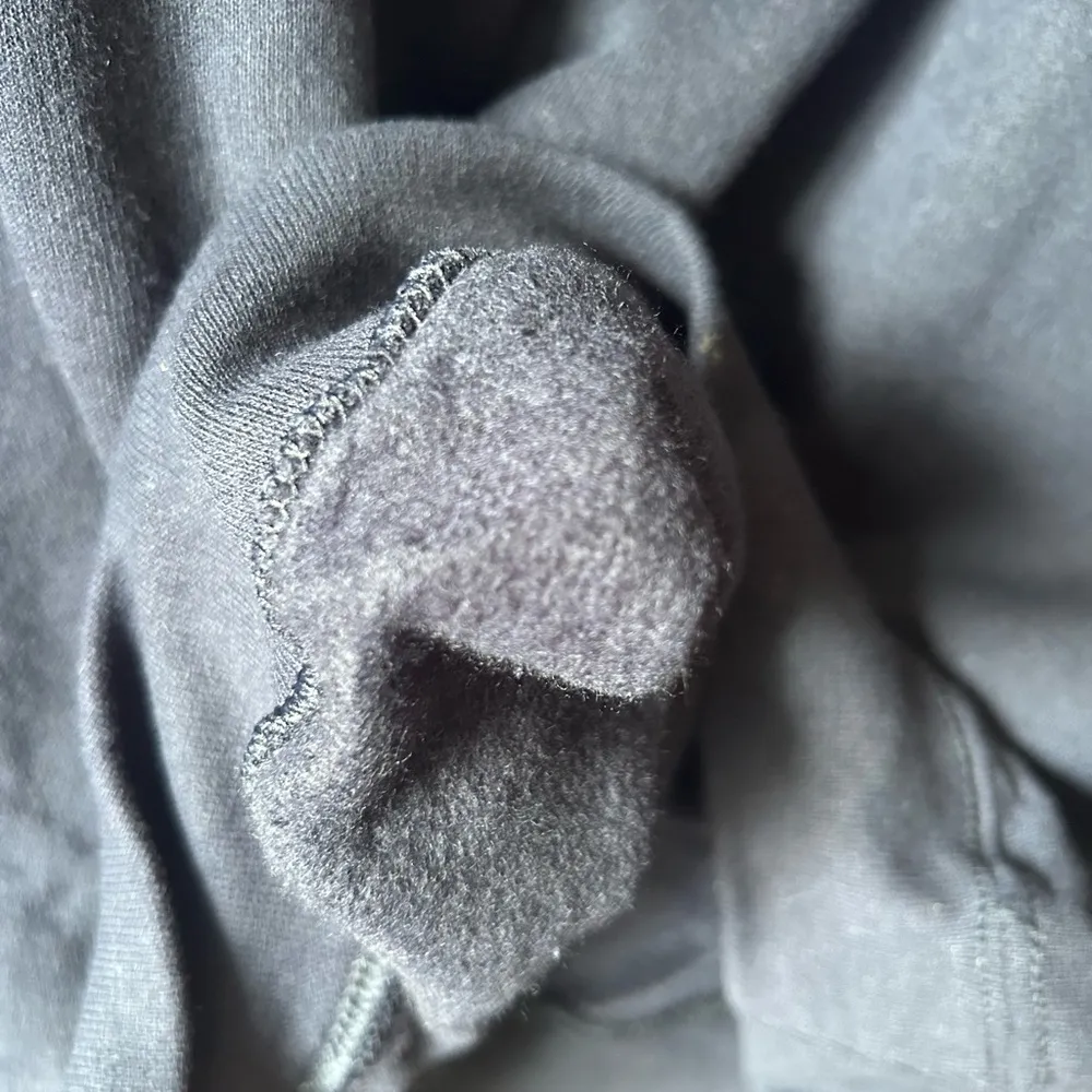 NWOT VNT 90s Embroidered  'Denver' on Gildan Navy Blue Sweatshirt: Size SMALL - Image 4