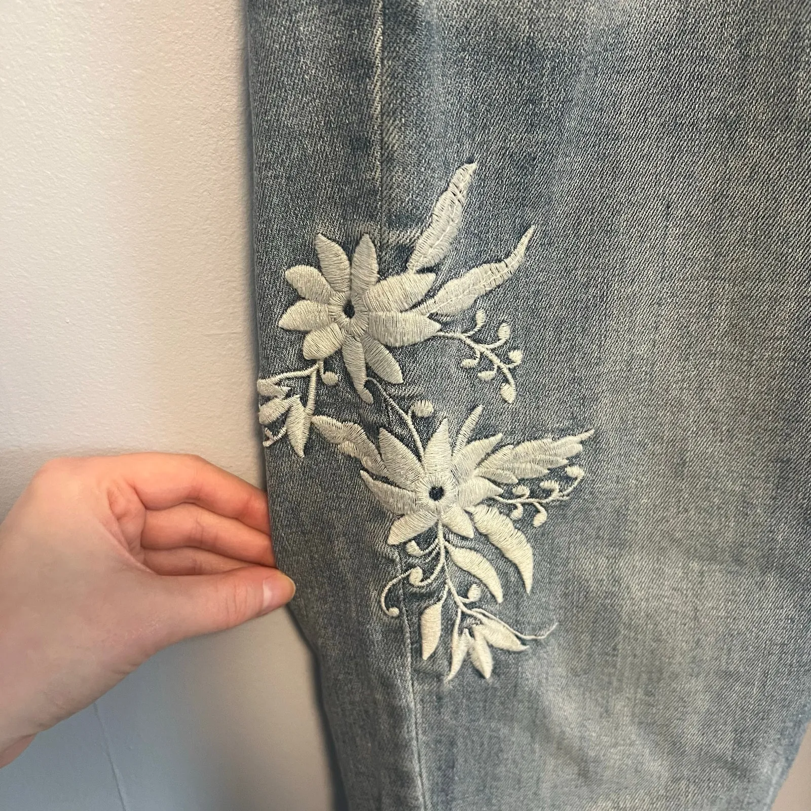 Loft Floral Embroidered Light Wash Modern Skinny Jeans sz 10 - Image 9