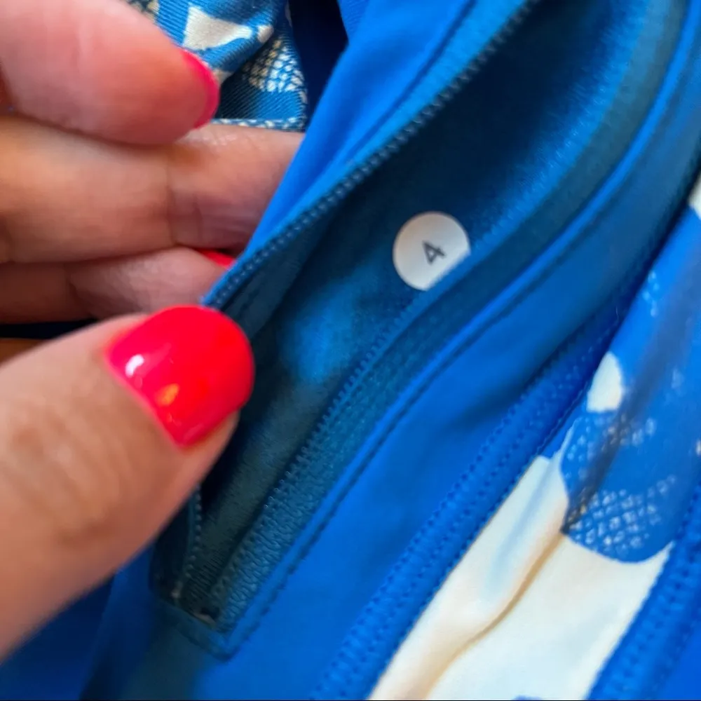 Lululemon Run Inspire Crop II blue and white floral leggings size 4 - Image 5